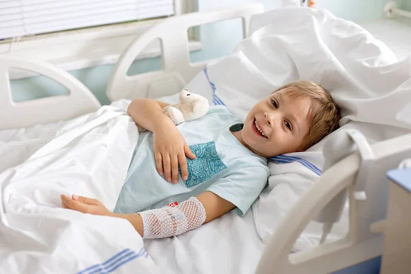 Kleines Vorschulkind Liegt Nach Unfall Krankenhaus Mutter Begleitet Ihn — Stockfoto