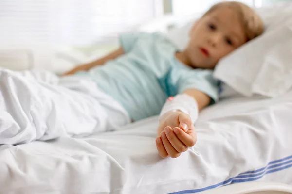 Małe Dziecko Przedszkolu Leżące Szpitalu Wypadku Matka Towarzyszyła — Zdjęcie stockowe
