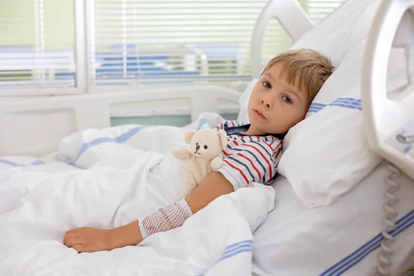 Petit Enfant Âge Préscolaire Couché Hôpital Après Accident Mère Accompagnant — Photo