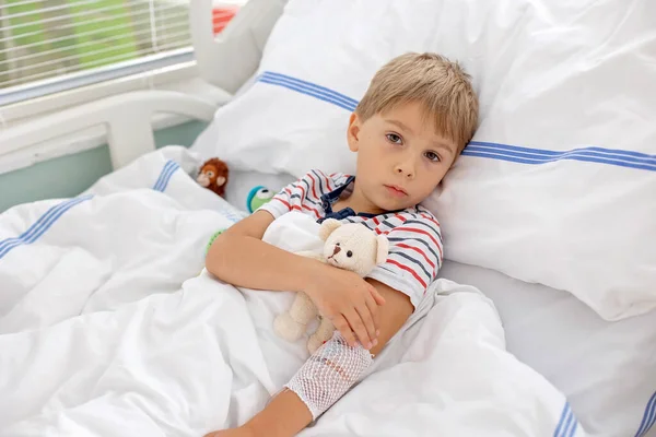 Liten Förskolebarn Ligger Sjukhus Efter Olycka Mor Åtföljer Honom — Stockfoto