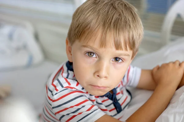 Hastanede Küçük Bir Anaokulu Çocuğu Göz Bebeği Büyümesi Göz Damlası — Stok fotoğraf