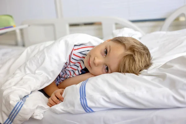 Μικρό Παιδί Προσχολικής Ηλικίας Ξαπλωμένο Στο Νοσοκομείο Μετά Από Ατύχημα — Φωτογραφία Αρχείου