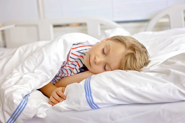 stock image Little preschool child, lying in hospital after accident, mother accompanying him