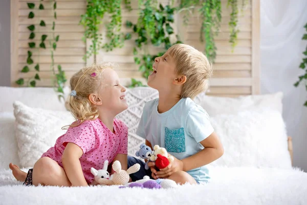 かわいい甘い幼い子供たち ベッドの上に足をくすぐり 微笑み 子供っぽい不幸 幸福と喜び — ストック写真