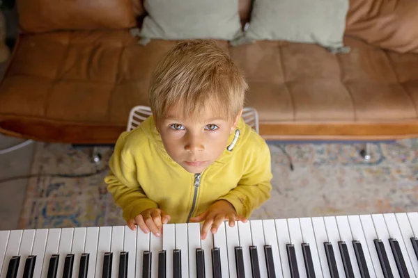 Criança Menino Loiro Tocando Piano Casa Aprendendo — Fotografia de Stock