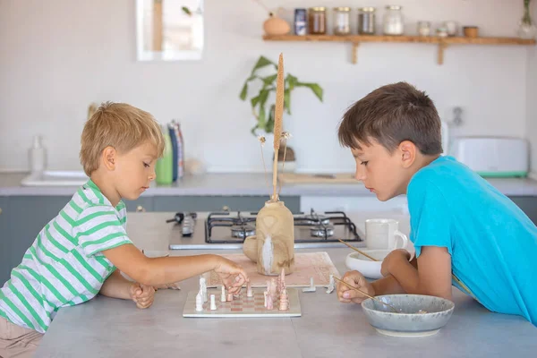 孩子们 兄弟姐妹们 在家里玩象棋 孩子们一起玩棋盘游戏 — 图库照片