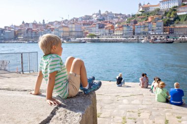 Mutlu aile, yaz tatilinde Lizbon 'u ziyaret eden, çocuklu insanlar, Portekiz' in tadını çıkaran şehir manzarası.