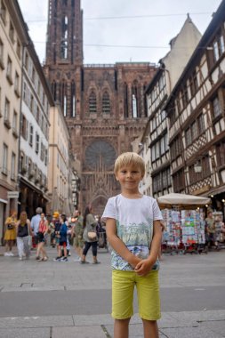 Çocuklu, çocuklu güzel bir aile yaz tatilinde Fransa 'da Strasbourg' u ziyaret ediyor.