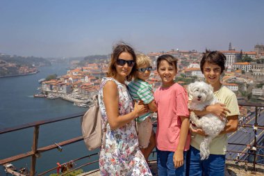 Mutlu aile, yaz tatilinde Lizbon 'u ziyaret eden, çocuklu insanlar, Portekiz' in tadını çıkaran şehir manzarası.