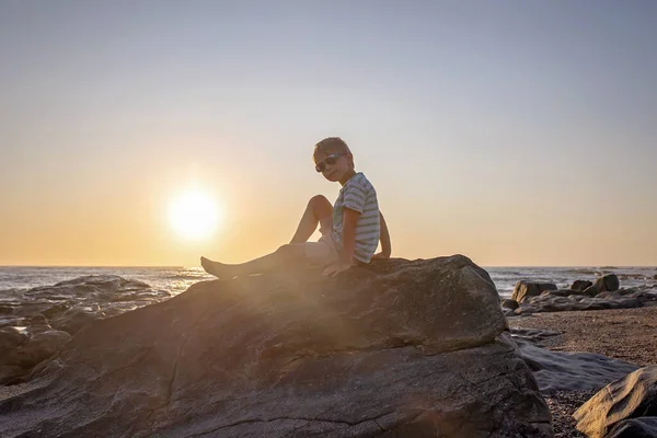 Szczęśliwe Dzieci Cieszące Się Zachodem Słońca Nad Oceanem Rodziną Kamienista — Zdjęcie stockowe