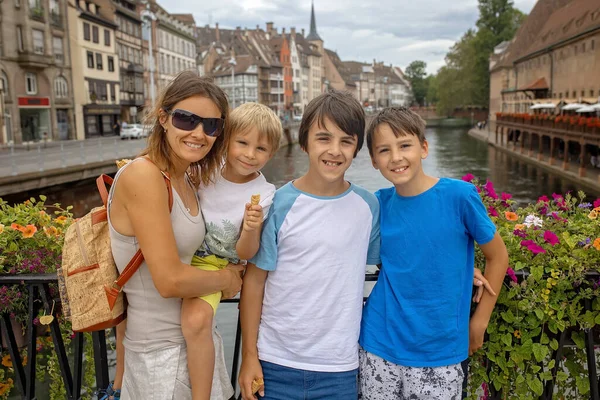 夏休み中にフランスのストラスブールを訪れる子供たち 少年たちとの美しい家族 — ストック写真