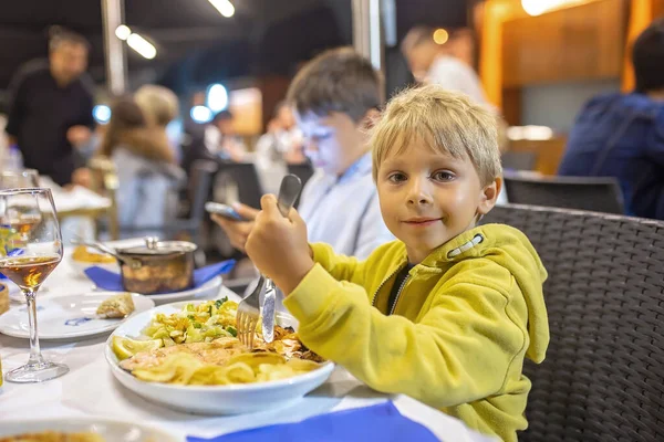 Niedliches Kind Junge Fischessen Einem Restaurant Portugal Sommer — Stockfoto