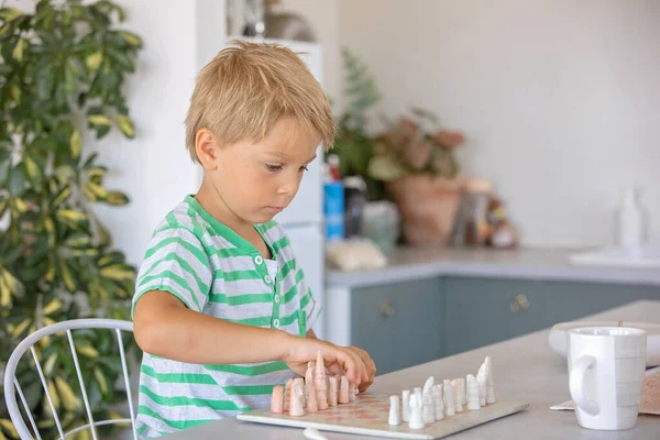 Kluci Sourozenci Hraní Šachů Doma Děti Spolu Užívají Stolní Hry — Stock fotografie