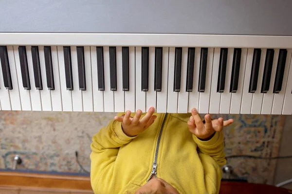Niño Rubio Tocando Piano Casa Aprendiendo —  Fotos de Stock