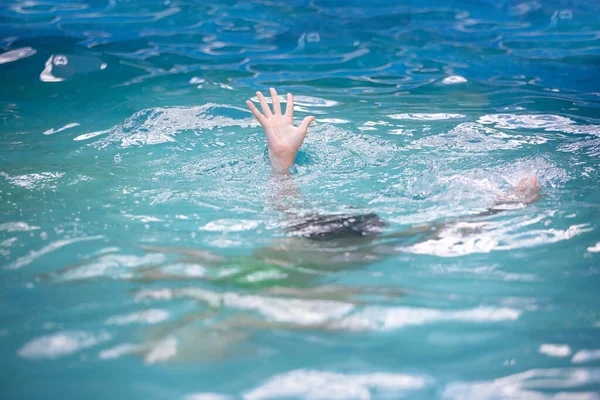 水を手渡し 助けを求める人 プールで溺れる人 見えるだけの手 — ストック写真