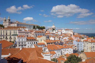 Mutlu insanlar, yaz tatilinde Lizbon 'u ziyaret eden aile, eski şehirde çocuklu aile.