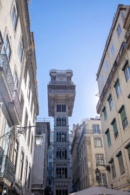 Mutlu insanlar, yaz tatilinde Lizbon 'u ziyaret eden aile, eski şehirde çocuklu aile.