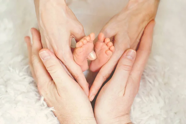 Baby Fötter Föräldrarnas Händer Att Göra Hjärtat Form Kärlek Positiva — Stockfoto