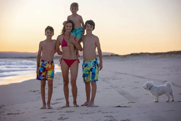 幸せな子供たち 少年たちは 日没のビーチで遊んで 子供は砂で覆い 楽しんでいる — ストック写真
