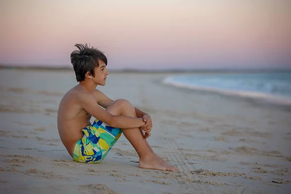 Szczęśliwe Dzieci Chłopcy Bawiący Się Plaży Zachodzie Słońca Dzieciak Pokryty — Zdjęcie stockowe