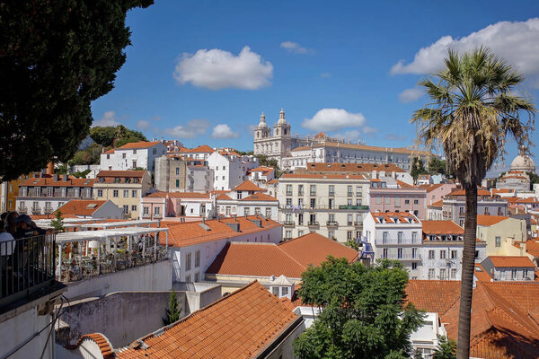 Счастливые люди, посещающие Лисбон во время летних каникул, семья с детьми в старом городе