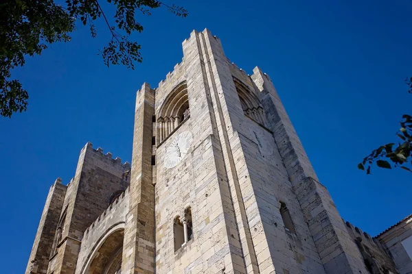 Mutlu insanlar, yaz tatilinde Lizbon 'u ziyaret eden aile, eski şehirde çocuklu aile.