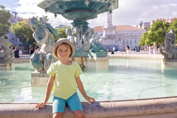 ハッピーな人々 夏休み中にリスボンを訪れる 旧市街の子供たちと一緒にいる家族 — ストック写真