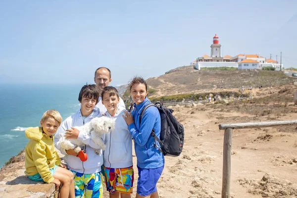 Rodina Dětmi Sourozenci Návštěva Nejzápadnějšího Bodu Evropy Cabo Roca Během — Stock fotografie