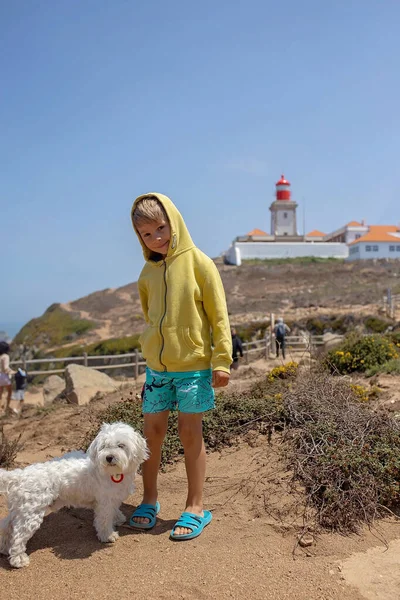 Rodina Dětmi Sourozenci Návštěva Nejzápadnějšího Bodu Evropy Cabo Roca Během — Stock fotografie