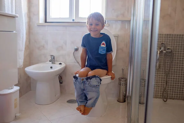 Niedliches Kind Junge Sitzt Auf Der Toilette Badezimmer — Stockfoto