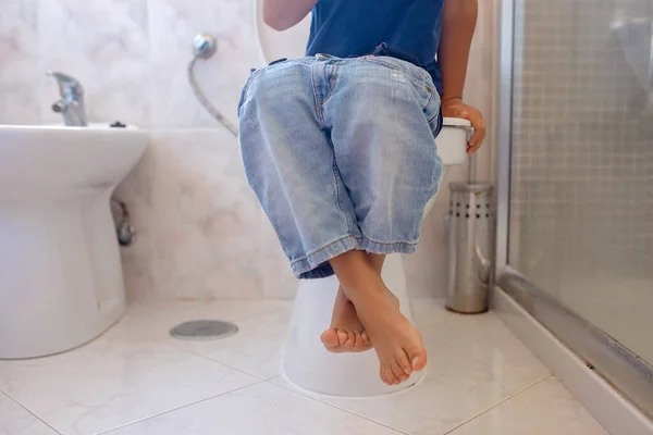 Schattig Kind Jongen Zitten Het Toilet Badkamer — Stockfoto