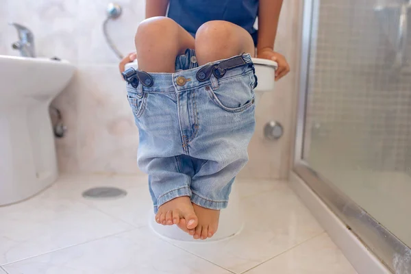 Schattig Kind Jongen Zitten Het Toilet Badkamer — Stockfoto