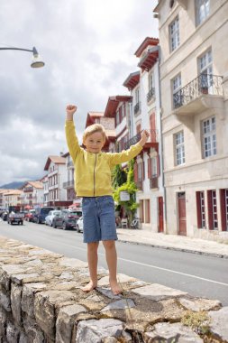 Aile, Fransa 'da küçük bir kasabayı ziyaret ediyor, Saint Jean de Luz, yaz tatilinde, Avrupa' da çocuklarla seyahat ediyor.