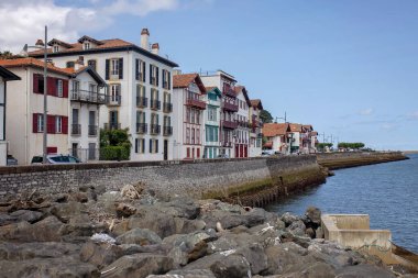 Aile, Fransa 'da küçük bir kasabayı ziyaret ediyor, Saint Jean de Luz, yaz tatilinde, Avrupa' da çocuklarla seyahat ediyor.