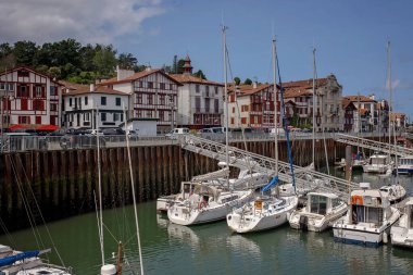 Aile, Fransa 'da küçük bir kasabayı ziyaret ediyor, Saint Jean de Luz, yaz tatilinde, Avrupa' da çocuklarla seyahat ediyor.
