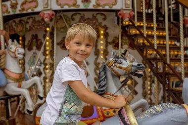 Çocuklar, çocuklar, Merry Go Round 'a gidiyoruz. Çocuklar yaz tatilinde Fransa' nın Strazburg şehrinde atlıkarınca oynuyorlar.