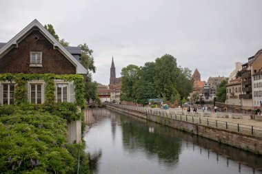 Çocuklu, çocuklu güzel bir aile yaz tatilinde Fransa 'da Strasbourg' u ziyaret ediyor.