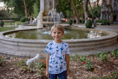 Çocuklu bir aile, kardeşler, İspanya 'da yaz tatilinde Madrid' i ziyaret etmek.