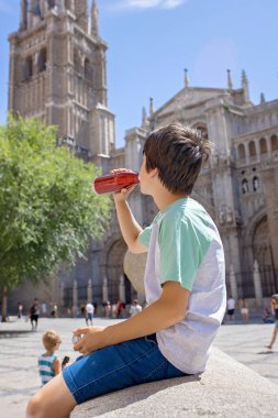Çocuklu aile, kardeşler, İspanya 'da yaz tatilinde Toledo' yu ziyaret etmek.
