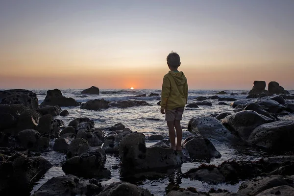 Niños Felices Disfrutando Puesta Sol Sobre Océano Con Familia Playa — Foto de Stock