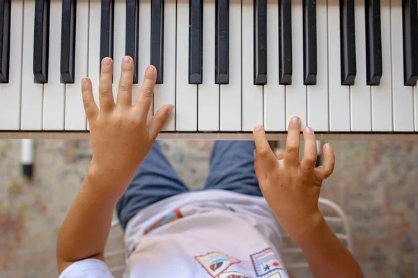 Kind Blonder Junge Klavierspielen Hause Lernen — Stockfoto