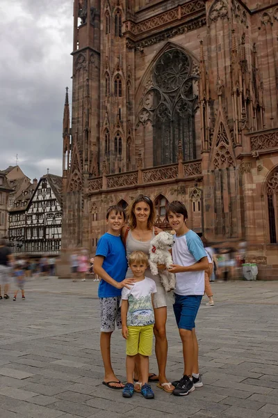 Çocuklu, çocuklu güzel bir aile yaz tatilinde Fransa 'da Strasbourg' u ziyaret ediyor.