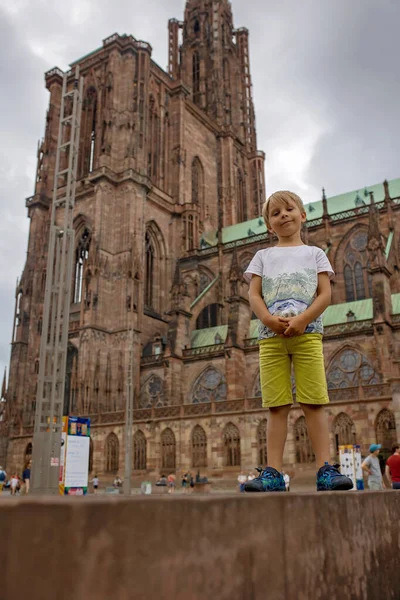 Çocuklu, çocuklu güzel bir aile yaz tatilinde Fransa 'da Strasbourg' u ziyaret ediyor.