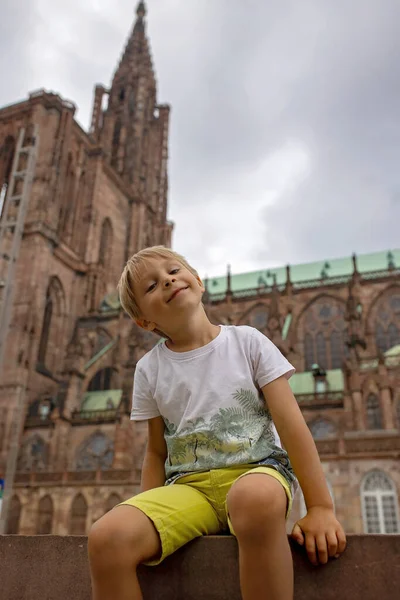 Çocuklu, çocuklu güzel bir aile yaz tatilinde Fransa 'da Strasbourg' u ziyaret ediyor.