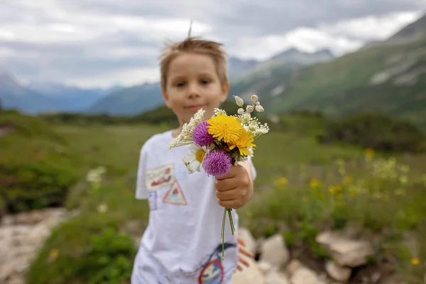 Belle Enfant Blonde Garçon Cueillette Fleurs Sauvages Mère Dans Les — Photo