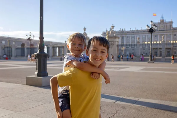 Familia Con Niños Hermanos Visitando Madrid Durante Las Vacaciones Familiares —  Fotos de Stock