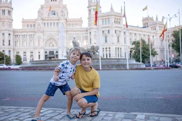 スペインの家族休暇中にマドリードを訪れる子供 兄弟を持つ家族 — ストック写真