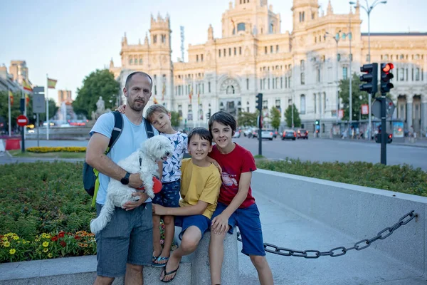 Familie Mit Kindern Geschwistern Besuchen Madrid Während Des Familienurlaubs Sommer — Stockfoto