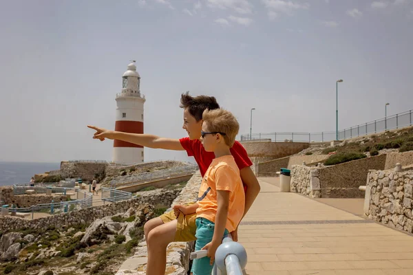 Šťastná Rodina Dětmi Návštěva Gibraltaru Během Letních Prázdnin Evropě — Stock fotografie