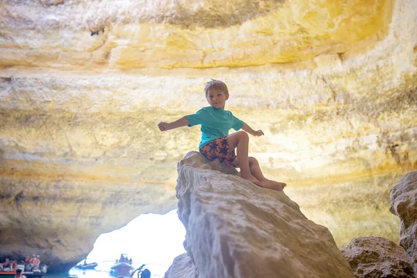 Kinder Genießen Benagil Portugal Benagil Höhle Algar Benagil Berühmte Meereshöhle — Stockfoto